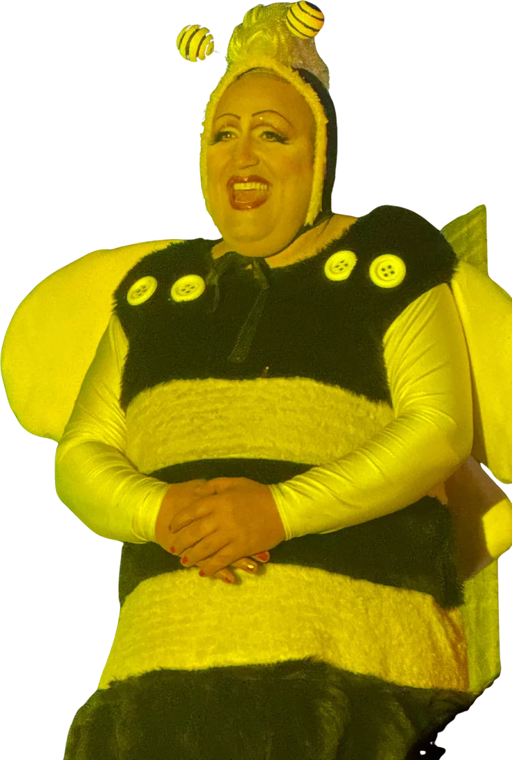 Carla Gold im gelben Bühnenkostüm