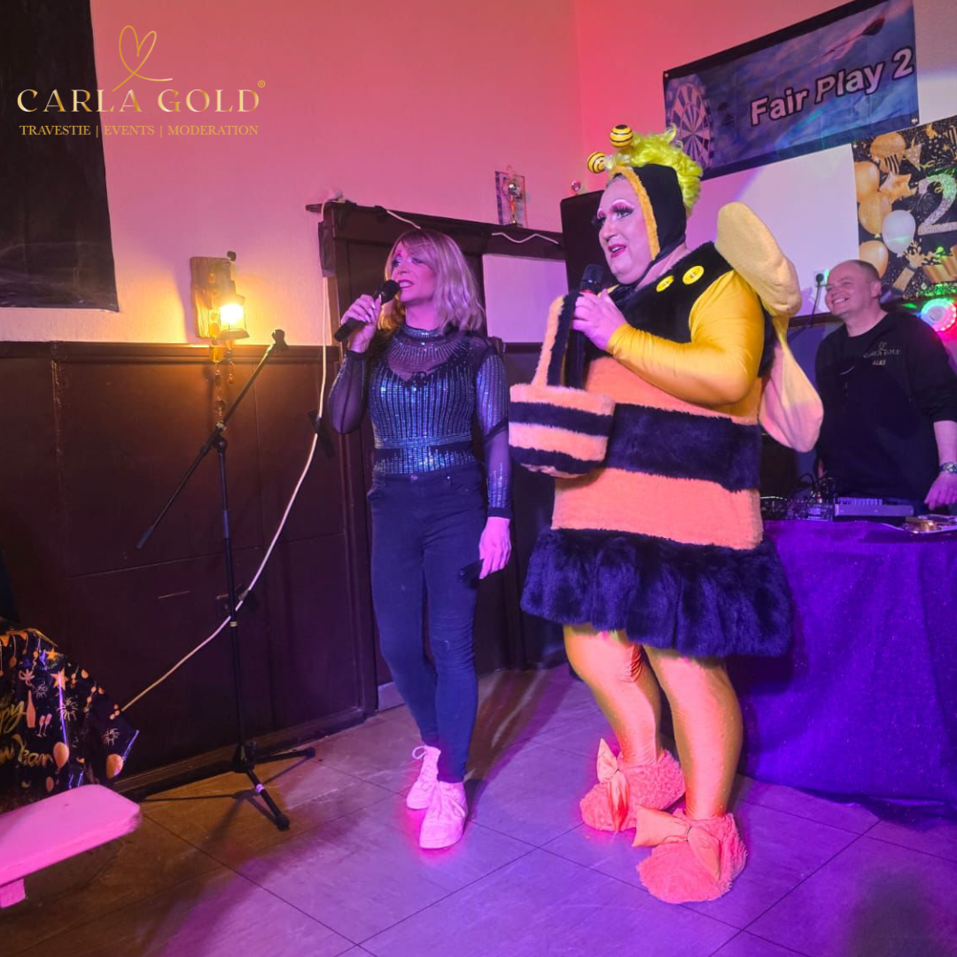 Carla Gold gemeinsam mit Eve bei einem Bühnenauftritt mit Musik und Showlicht