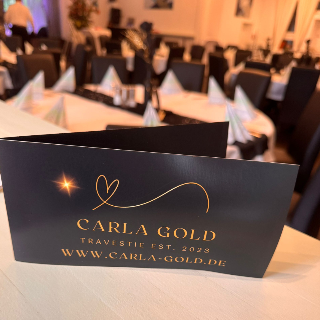 Visitenkarte von Carla Gold bei einer Veranstaltung mit Bühnenatmosphäre